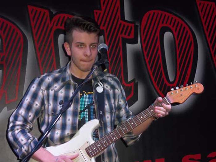 DANNY BRONZINI, UNA CHITARRA ALLA CORTE DI JOVANOTTI DANNY BRONZINI, UNA CHITARRA ALLA CORTE DI JOVANOTTI
