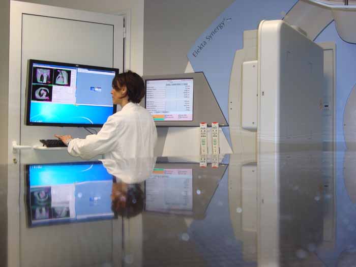 ACCELERATORE LINEARE, A GIORNI I PRIMI TRATTAMENTI CON IL NUOVO MACCHINARIO PER CURARE I TUMORI ACCELERATORE LINEARE, A GIORNI I PRIMI TRATTAMENTI CON IL NUOVO MACCHINARIO PER CURARE I TUMORI