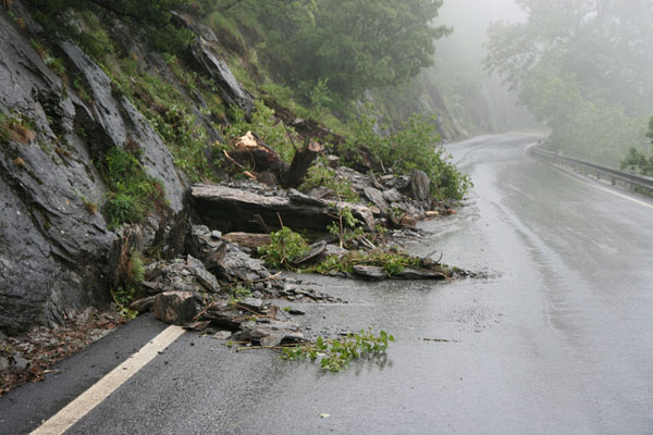 FRANA DI CROCE A UZZO: DA MARTEDÌ 8 APRILE AMPLIATA LA CHIUSURA DELLA STRADA FRANA DI CROCE A UZZO: DA MARTEDÌ 8 APRILE AMPLIATA LA CHIUSURA DELLA STRADA