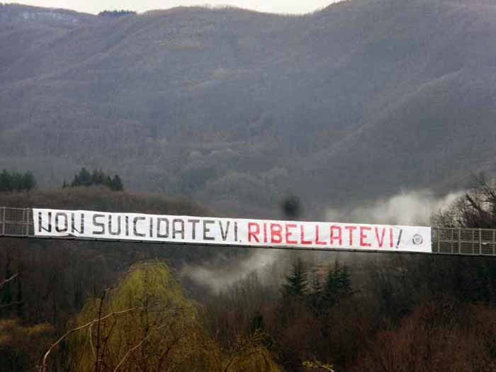 SUICIDI “DI CRISI”: CASAPOUND SI SCONTRA COL SINDACO CORMIO AL PONTE SOSPESO SUICIDI “DI CRISI”: CASAPOUND SI SCONTRA COL SINDACO CORMIO AL PONTE SOSPESO