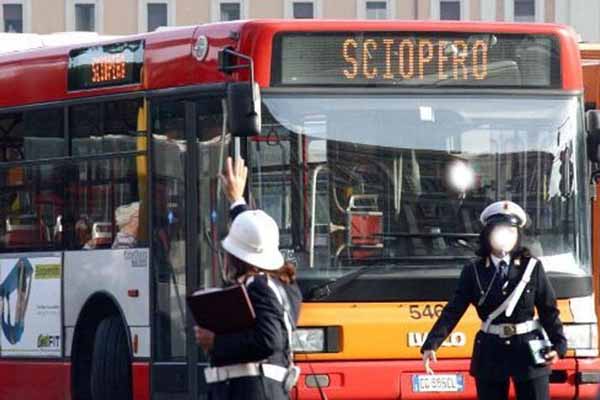 «NON È PRIVATIZZANDO CHE SI SALVA IL TRASPORTO PUBBLICO» «NON È PRIVATIZZANDO CHE SI SALVA IL TRASPORTO PUBBLICO»