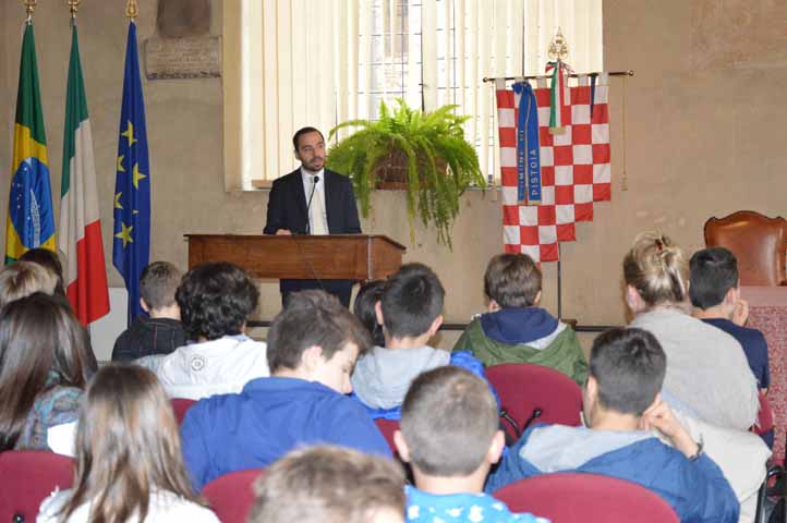 IL SALUTO DEL SINDACO AI RAGAZZI DI MERCATAC IL SALUTO DEL SINDACO AI RAGAZZI DI MERCATAC