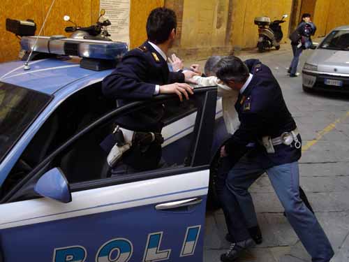 polizia. GIOVANE BLOCCATO, È IL RAPINATORE DELLE POSTE polizia. GIOVANE BLOCCATO, È IL RAPINATORE DELLE POSTE