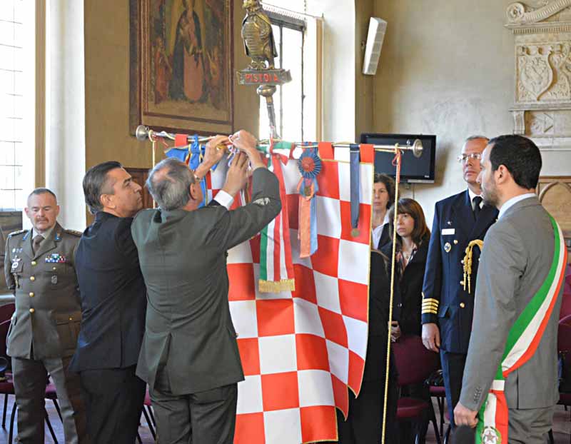 AL GONFALONE LA MEDAGLIA AL MERITO DAL TRIBUNALE MILITARE DEL BRASILE AL GONFALONE LA MEDAGLIA AL MERITO DAL TRIBUNALE MILITARE DEL BRASILE