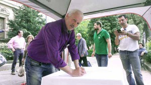 Il momento della firma dei 5 Stelle per l’acqua