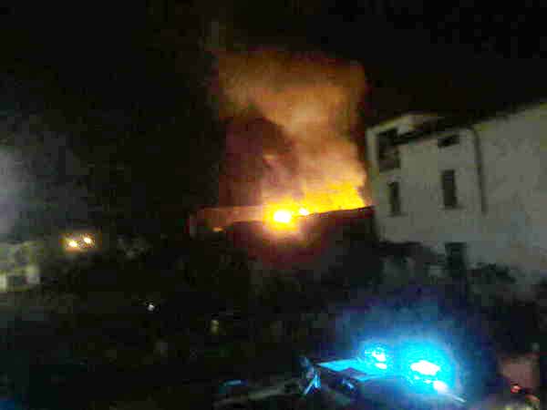 A FUOCO L’AMIANTO NELL’EX MARTINELLI A FUOCO L’AMIANTO NELL’EX MARTINELLI