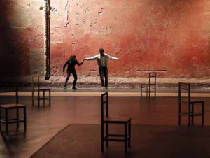 De gauche à droite – From left to right. Kathryn Hunter e Jared McNeill [foto Pascal Victor ArtComArt]