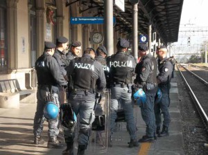 Derby Pistoiese-Prato, 8-11-14. Gli agenti in attesa del treno dei tifosi.
