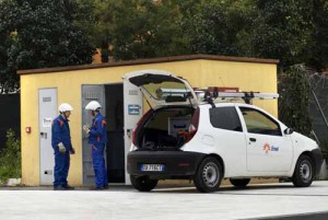 Tecnici Enel a una cabina