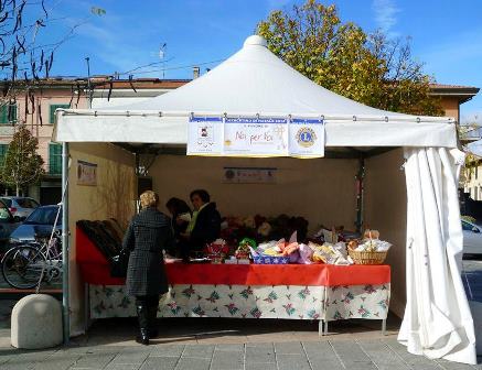 MERCATINO PRENATALIZIO DEL LIONS IN PIAZZA RISORGIMENTO MERCATINO PRENATALIZIO DEL LIONS IN PIAZZA RISORGIMENTO