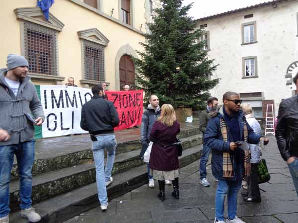 IMMIGRAZIONE, BLITZ DI CASAPOUND DAVANTI ALLA PREFETTURA IMMIGRAZIONE, BLITZ DI CASAPOUND DAVANTI ALLA PREFETTURA