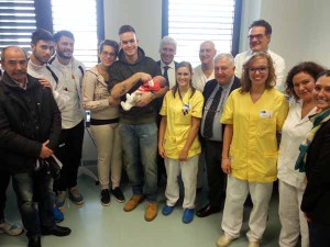 Il piccolo Emiliano con i genitori, il direttore generale e il presidente Ferrari