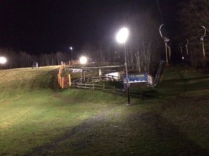 La pista da sci illuminata