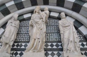 Battistero di Pistoia. Sculture sul portale maggiore