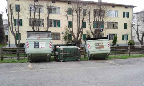 publiambiente & emergenze. VIA DEL TORRENTE E CASSONETTI PER GIORNI A TERRA publiambiente & emergenze. VIA DEL TORRENTE E CASSONETTI PER GIORNI A TERRA