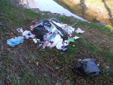 montemurlo. RIFIUTI SANITARI NEL TORRENTE BAGNOLO