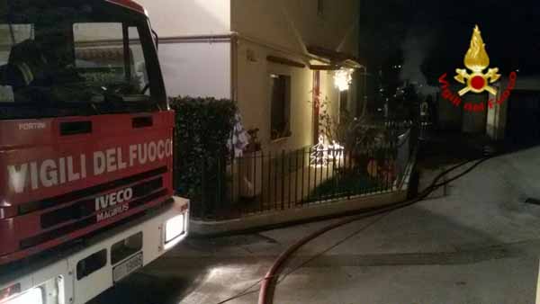 vigili del fuoco. FIAMME IN UN BOX A CALENZANO vigili del fuoco. FIAMME IN UN BOX A CALENZANO