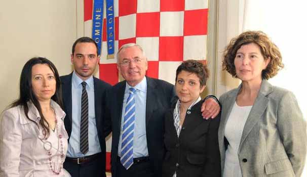 pistoia. GIUNTA, GUAI E GRATTACAPI PER TUTTI pistoia. GIUNTA, GUAI E GRATTACAPI PER TUTTI
