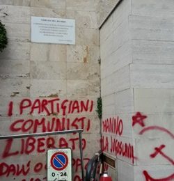 vandalismo. SFREGIO ALLA TARGA PER I MARTIRI DELLE FOIBE vandalismo. SFREGIO ALLA TARGA PER I MARTIRI DELLE FOIBE