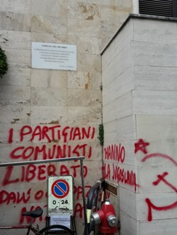 vandalismo. SFREGIO ALLA TARGA PER I MARTIRI DELLE FOIBE vandalismo. SFREGIO ALLA TARGA PER I MARTIRI DELLE FOIBE