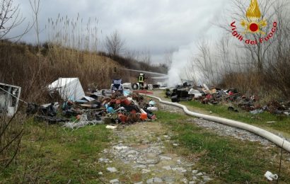 vigili del fuoco. OSPEDALE SAN JACOPO, A FUOCO RIFIUTI ABBANDONATI vigili del fuoco. OSPEDALE SAN JACOPO, A FUOCO RIFIUTI ABBANDONATI