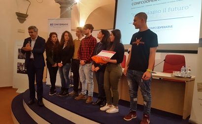 scuola. UN ORTO BIOLOGICO PER SOSTENERE LE FAMIGLIE IN DIFFICOLTÀ scuola. UN ORTO BIOLOGICO PER SOSTENERE LE FAMIGLIE IN DIFFICOLTÀ