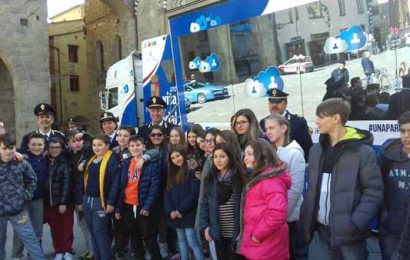 cyberbullismo. LA POLIZIA INCONTRA I RAGAZZI IN PIAZZA DUOMO cyberbullismo. LA POLIZIA INCONTRA I RAGAZZI IN PIAZZA DUOMO
