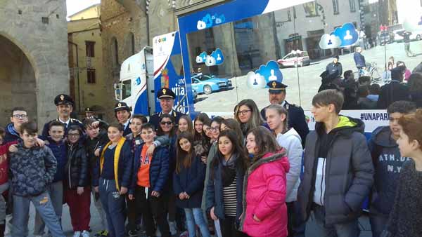 cyberbullismo. LA POLIZIA INCONTRA I RAGAZZI IN PIAZZA DUOMO cyberbullismo. LA POLIZIA INCONTRA I RAGAZZI IN PIAZZA DUOMO