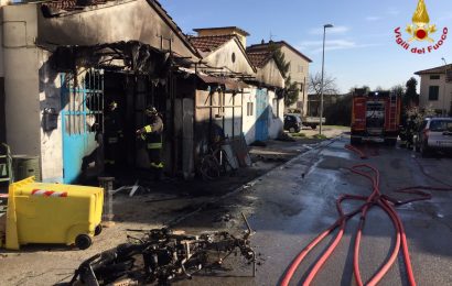 vigili del fuoco. MONTALE, INCENDIO ALL’ESTERNO DI UN’OFFICINA vigili del fuoco. MONTALE, INCENDIO ALL’ESTERNO DI UN’OFFICINA