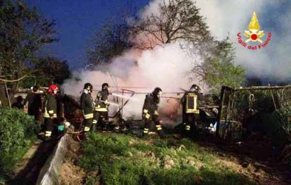 vigili del fuoco. EDIFICIO AGRICOLO IN FIAMME AD AGLIANA vigili del fuoco. EDIFICIO AGRICOLO IN FIAMME AD AGLIANA