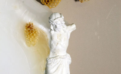 CROCIFISSI IN CERA, LE METAFORE IMMORTALI DI ULRICH HAUG