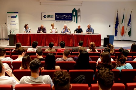 A SCUOLA DI BANCA, PREMIATI GLI STUDENTI DEL CAPITINI A SCUOLA DI BANCA, PREMIATI GLI STUDENTI DEL CAPITINI