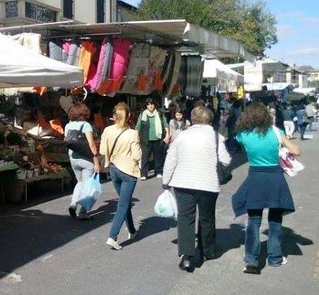 empoli-mercato sui giardini. PIAZZA MATTEOTTI SCENARIO IDEALE PER I BANCHI DEGLI AMBULANTI