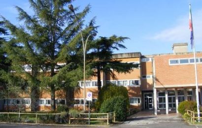 lutto. TRAGEDIA A SCUOLA, A EMPOLI PROFESSORE MUORE IN CLASSE lutto. TRAGEDIA A SCUOLA, A EMPOLI PROFESSORE MUORE IN CLASSE