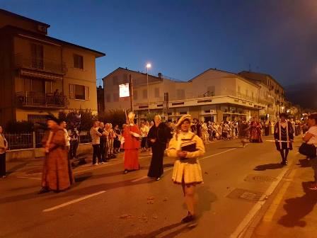 montemurlo. CORTEGGIO STORICO, STRADE PIENE PER LA SFILATA CON LA CAVALCATA STORICA montemurlo. CORTEGGIO STORICO, STRADE PIENE PER LA SFILATA CON LA CAVALCATA STORICA