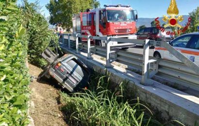 vigili del fuoco. INCASTRATO ALL’INTERNO DELL’ABITACOLO vigili del fuoco. INCASTRATO ALL’INTERNO DELL’ABITACOLO