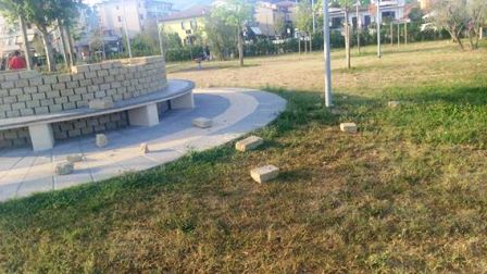 montemurlo. LOTTA AI VANDALI DEI GIARDINI PUBBLICI montemurlo. LOTTA AI VANDALI DEI GIARDINI PUBBLICI