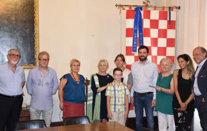 LA “COMPAGNIA DEI SEMPLICI” DONA SEI MILA EURO AI SERVIZI SOCIALI LA “COMPAGNIA DEI SEMPLICI” DONA SEI MILA EURO AI SERVIZI SOCIALI