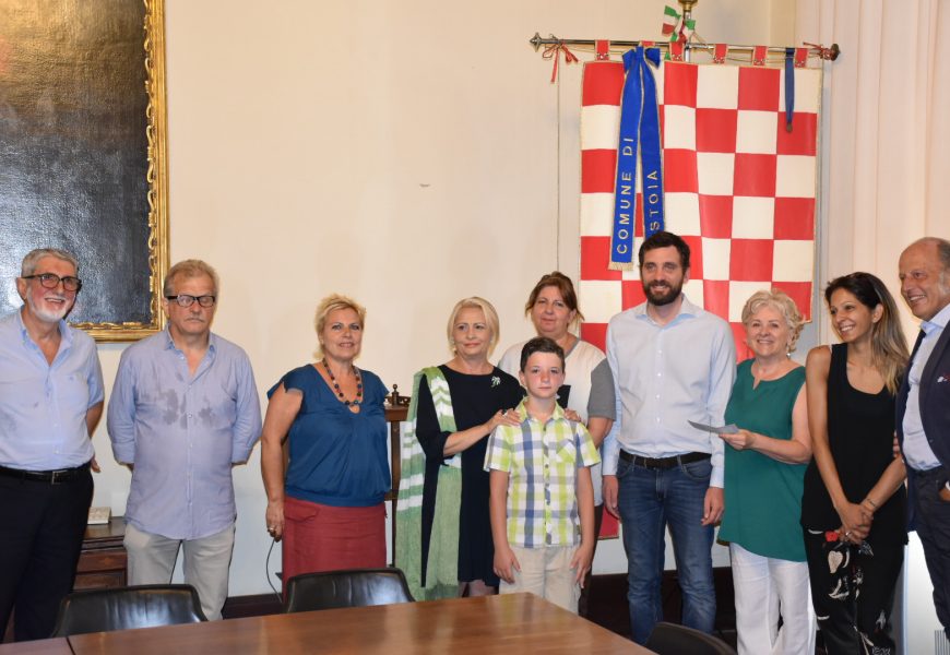 LA “COMPAGNIA DEI SEMPLICI” DONA SEI MILA EURO AI SERVIZI SOCIALI LA “COMPAGNIA DEI SEMPLICI” DONA SEI MILA EURO AI SERVIZI SOCIALI