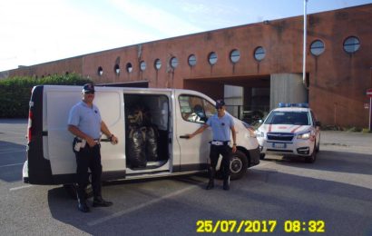 FERMATO DAI VIGILI URBANI MENTRE ABBANDONA SACCHI DI SCARTI TESSILI FERMATO DAI VIGILI URBANI MENTRE ABBANDONA SACCHI DI SCARTI TESSILI