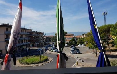 montemurlo. BANDIERE LISTATE A LUTTO PER LE VITTIME DI BARCELLONA