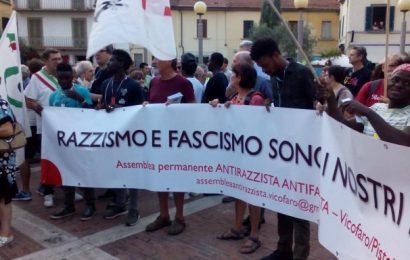 marcia per la pace. UNA SFILATA DI BUONI PROPOSITI CHE PUZZA DI BAVAGLIO marcia per la pace. UNA SFILATA DI BUONI PROPOSITI CHE PUZZA DI BAVAGLIO