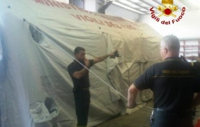 prato. I VIGILI DEL FUOCO SI ADDESTRANO A MONTARE IL MODULO SUPPORTO LOGISTICO prato. I VIGILI DEL FUOCO SI ADDESTRANO A MONTARE IL MODULO SUPPORTO LOGISTICO