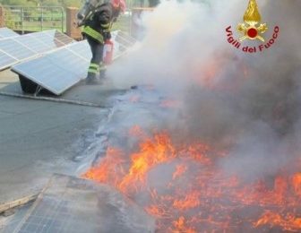 prato. FIAMME SUL TETTO DELLA SCUOLA ELEMENTARE “D’ACQUISTO” prato. FIAMME SUL TETTO DELLA SCUOLA ELEMENTARE “D’ACQUISTO”