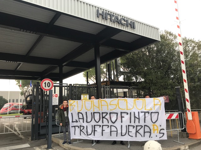 RENZI A PISTOIA, STRISCIONE DI CRITICA DA AZIONE STUDENTESCA RENZI A PISTOIA, STRISCIONE DI CRITICA DA AZIONE STUDENTESCA