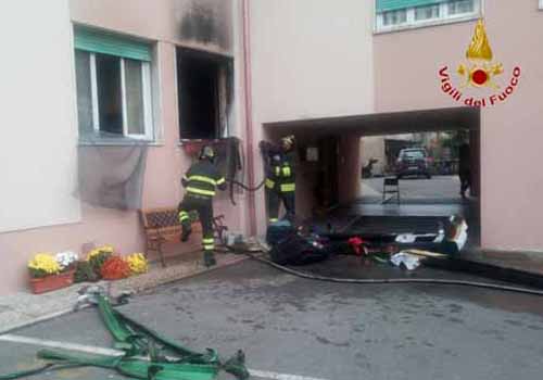 vigili del fuoco. INCENDIO IN UN APPARTAMENTO A QUARRATA vigili del fuoco. INCENDIO IN UN APPARTAMENTO A QUARRATA
