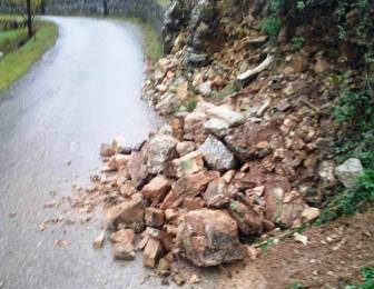 quarrata. MURO IN VIA FONTEMORANA, NUOVO CROLLO: PIETRE BLOCCANO AMBULANZA quarrata. MURO IN VIA FONTEMORANA, NUOVO CROLLO: PIETRE BLOCCANO AMBULANZA