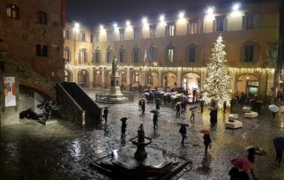 prato. ACCESO L’ALBERO DI NATALE IN PIAZZA DEL COMUNE prato. ACCESO L’ALBERO DI NATALE IN PIAZZA DEL COMUNE