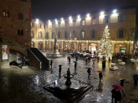 prato. ACCESO L’ALBERO DI NATALE IN PIAZZA DEL COMUNE prato. ACCESO L’ALBERO DI NATALE IN PIAZZA DEL COMUNE