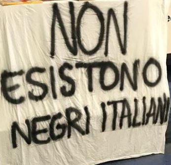 striscione razzista. “UN BRUTTISSIMO REGALO DI NATALE”